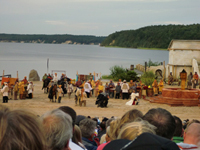 Handlung mit zahlreichen Teilnehmern bei der Störtebecker Festspielen auf Rügen